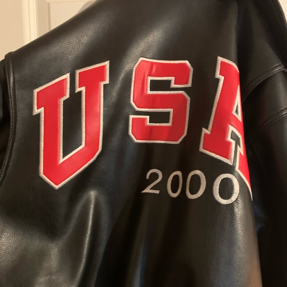 Black leather USA 2000’s jacket. No stains or scratches. Size medium.